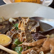 เลียบด่วน ก๋วยจั๊บโบราณ แม่ทองเจ้าเก่า Kuay Jub