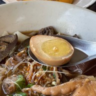 เลียบด่วน ก๋วยจั๊บโบราณ แม่ทองเจ้าเก่า Kuay Jub