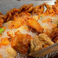 ข้าวเหนียว  ไก่ทอด ร้อนๆ ข้าวเหนียวหมูทอด