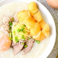 โจ๊กหมูไข่ออนเซ็นแม่คุณารัตน์ สาขาตลาดแม่สไบทอง .