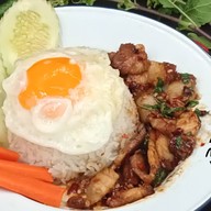 ไข่ในหิน เด็ดที่ไข่ข้นและหมูกรอบ สาขาลาดกระบัง