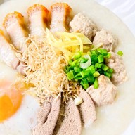 โจ๊กหมูไข่ออนเซ็นแม่คุณารัตน์ สาขาตลาดแม่สไบทอง .