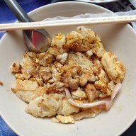 เมนูของร้าน ก๋วยเตี๋ยวคั่วไก่ โรงพยาบาลกลาง