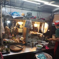 บรรยากาศ ร้านนายวาล ข้าวมันไก่-ก๋วยเตี๋ยวไก่ตุ๋น