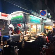 หน้าร้าน ร้านนายวาล ข้าวมันไก่-ก๋วยเตี๋ยวไก่ตุ๋น