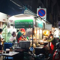 หน้าร้าน ร้านนายวาล ข้าวมันไก่-ก๋วยเตี๋ยวไก่ตุ๋น