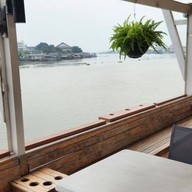 บรรยากาศ On The River Cafe’