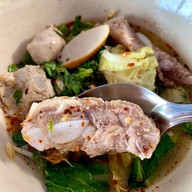 ก๋วยเตี๋ยวต้มยำมะนาวสด มาดามยุม (ซอยหัวหลางเจ้าเก่า)