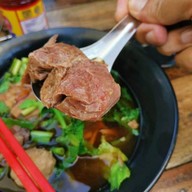 ซดเกาเหลาเนื้อ ข้างปั๊มปตท.โรงเรียนสิงห์สมุทร