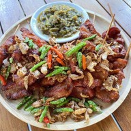หมูทอดพริกสดกระเทียม "สี่แยกคอกวัว" สี่แยกคอกวัว