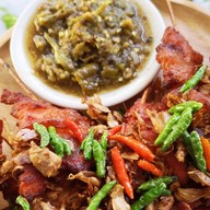 หมูทอดพริกสดกระเทียม "สี่แยกคอกวัว" สี่แยกคอกวัว