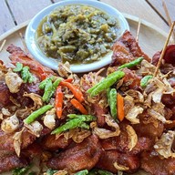 หมูทอดพริกสดกระเทียม "สี่แยกคอกวัว" สี่แยกคอกวัว