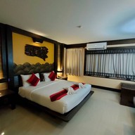 โรงแรมเรือนแพรอยัลปาร์ค