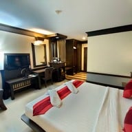 โรงแรมเรือนแพรอยัลปาร์ค