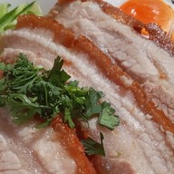 หมูกรอบตู้