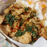เมนูของร้าน เสือเสวย กะเพราโบราณ เลี่ยงเมืองนนท์