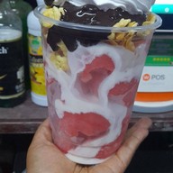 ปุยฝ้ายน้ำปั่น ไอศครีมสตอเบอรรี่โยเกิร์ต. อาหารตามสั่ง สามแยกฟลังโรงเรียนห้วยโป่ง