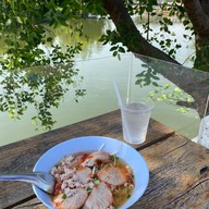 บรรยากาศ ก๋วยเตี๋ยวเจ๊น้องริมน้ำท่าเรือจ้าง ซ.ท่าเรือจ้าง