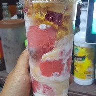 ปุยฝ้ายน้ำปั่น ไอศครีมสตอเบอรรี่โยเกิร์ต. อาหารตามสั่ง สามแยกฟลังโรงเรียนห้วยโป่ง