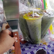 ปุยฝ้ายน้ำปั่น ไอศครีมสตอเบอรรี่โยเกิร์ต. อาหารตามสั่ง สามแยกฟลังโรงเรียนห้วยโป่ง