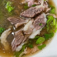 เมนูของร้าน ก๋วยเตี๋ยวเนื้อเจ๊ผอม ตลาดปีระกา