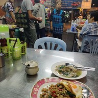 บรรยากาศ ราดหน้ายอดผักเอ็มไพร์ สนามบินน้ำ