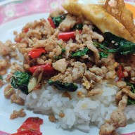 เมนูของร้าน ราดหน้ายอดผักเอ็มไพร์ สนามบินน้ำ