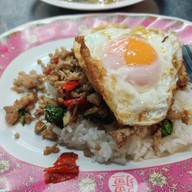 เมนูของร้าน ราดหน้ายอดผักเอ็มไพร์ สนามบินน้ำ