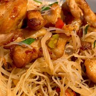 mm's kitchen (เส้นหมี่คั่วพริกเกลือ หมูทอดกระเทียม เพชรเกษม93)