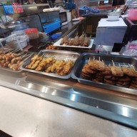 หน้าร้าน หมูปิ้งคำโต และ ลูกชิ้นปิ้ง(เมืองทอง) ป.ต.ท.ประตูน้ำ