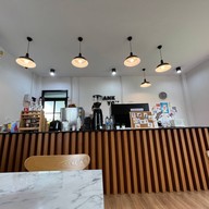 บรรยากาศ Lucky Café-- -