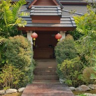 หน้าร้าน เฮือนสายน้ำผึ้ง