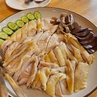 เมนูของร้าน ข้าวมันไก่ไหหน่ำหนั่ง สูตรไหหลำแท้ดั้งเดิม สาทร