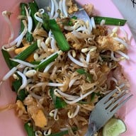 เมนูของร้าน แมนโร่ผัดหมี่โคราชเจ้าเก่าดั้งเดิมหน้าวัดสระแก้ว