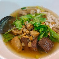 เมนู ข้าวมันไก่ ข้าวขาหมู  หมูตุ๋น เกาเหลาเลือดหมู  เงินล้าน สาขานครชัยศรี  (ท่ารถตู้วัดท่าตำหนัก) ท่าตำหนัก