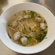 ก๋วยเตี๋ยวลูกชิ้นปลานายหอย