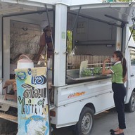 หน้าร้าน ไอติมไข่แข็งเมืองทอง