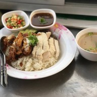 ข้าวมันไก่ตอนไหหลำ(น้องไอซ์เจ้าเก่า) หน้าหมู่บ้านทรัพย์ธานี2