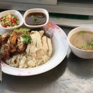 ข้าวมันไก่ตอนไหหลำ(น้องไอซ์เจ้าเก่า) หน้าหมู่บ้านทรัพย์ธานี2