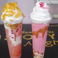 ปุยฝ้ายน้ำปั่น ไอศครีมสตอเบอรรี่โยเกิร์ต. อาหารตามสั่ง สามแยกฟลังโรงเรียนห้วยโป่ง