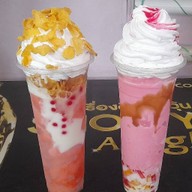 ปุยฝ้ายน้ำปั่น ไอศครีมสตอเบอรรี่โยเกิร์ต. อาหารตามสั่ง สามแยกฟลังโรงเรียนห้วยโป่ง