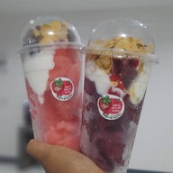 ปุยฝ้ายน้ำปั่น ไอศครีมสตอเบอรรี่โยเกิร์ต. อาหารตามสั่ง สามแยกฟลังโรงเรียนห้วยโป่ง