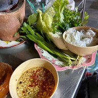 เจ้แดงหมูจุ่ม ลาดหญ้า หน้าธนาคารไทยพาณิชย์ ลาดหญ้า