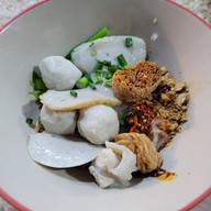 เมนูของร้าน ก๋วยเตี๋ยวลูกชิ้นปลา นายเม้ง พระรามที่2 ซอย5