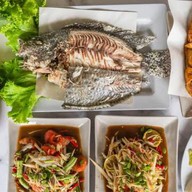 เมี่ยงสะเดิด ปลาเผา กุ้งเผา ไก่ย่าง ส้มตำ ยำ อาหารอีสาน 2