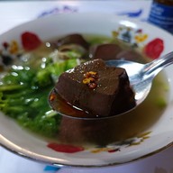 เมนูของร้าน เจ๊ตอง โจ๊กหมู / เมี่ยงปลาเผา / อาหารตามสั่ง