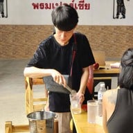 ร้านเก้าอี้ หม่าล่าเสียบไม้ สไตล์ฟิวชั่น -