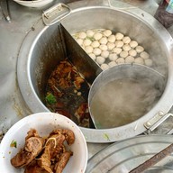 ก๋วยเตี๋ยวป้าแหม่ม วัดครุฑธาราม