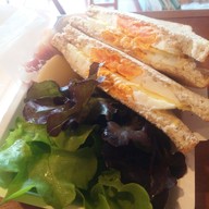 Humm Coffee Rayongเย็นเหล้า เช้ากาแฟ