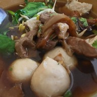 เล็กหมูตุ๋น (ประตูพลล้าน)